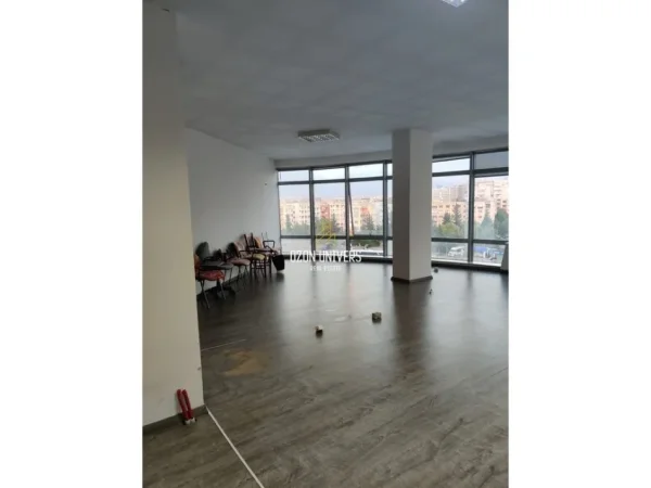 Tirane, jepet me qera ambjent biznesi Kati 5, 70 m² 350 € (Përballë Casa Italia, Kthesa e Kamzes Tirana, Albania)