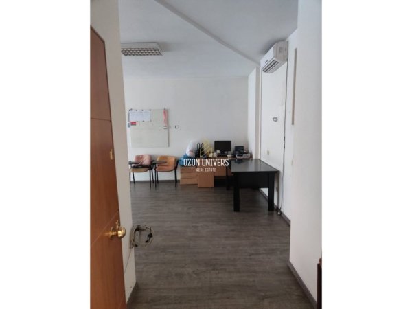Tirane, jepet me qera ambjent biznesi Kati 5, 70 m² 350 € (Përballë Casa Italia, Kthesa e Kamzes Tirana, Albania)