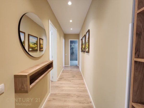 Tirane, jepet me qera apartament 2+1 Kati 3, 102 m² 1.000 € (Rr. e Elbasanit)