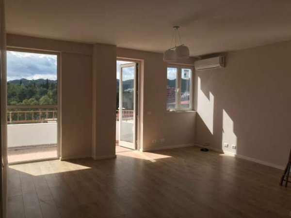 Tirane, jepet me qera zyre Kati 9, 136 m² 700 Euro (Garda)