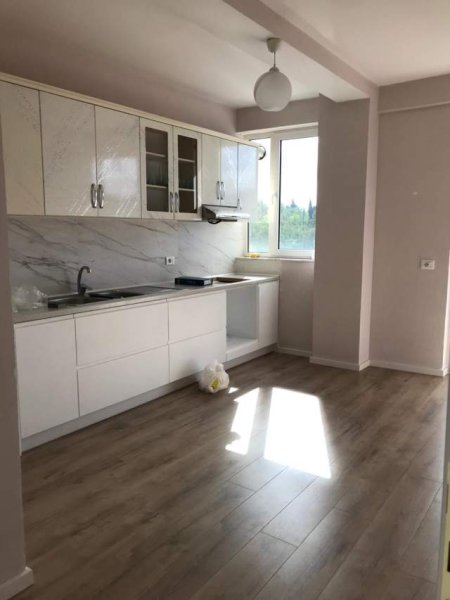 Tirane, jepet me qera zyre Kati 9, 136 m² 700 Euro (Garda)