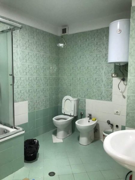Tirane, jepet me qera zyre Kati 9, 136 m² 700 Euro (Garda)