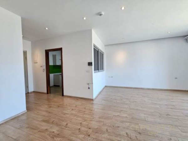 Tirane, jepet me qera ambjent biznesi Kati 9, 950  (ambasador 3)