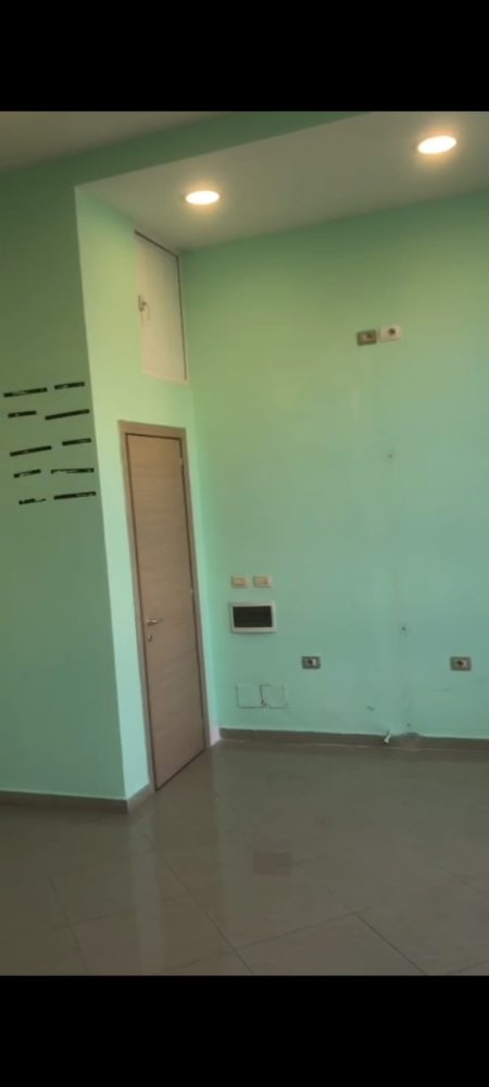 Tirane, jepet me qera ambjent biznesi Kati 2, 48 m² 500 Euro (Bulevardi Bajram Curri)