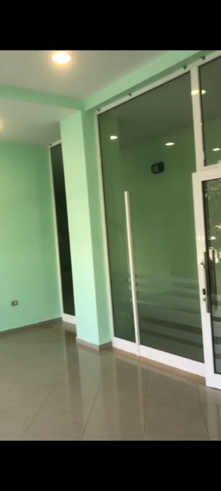 Tirane, jepet me qera ambjent biznesi Kati 2, 48 m² 500 Euro (Bulevardi Bajram Curri)
