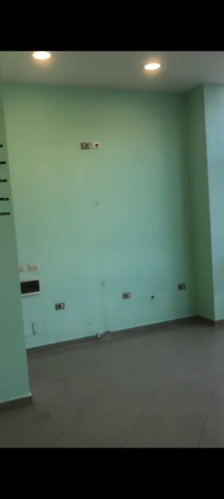 Tirane, jepet me qera ambjent biznesi Kati 2, 48 m² 500 Euro (Bulevardi Bajram Curri)
