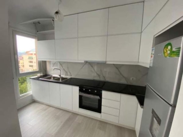 Tirane, jepet me qera apartament 2+1+Post Parkimi Kati 6, 90 m² 500 Euro (Rruga 5 Maj)