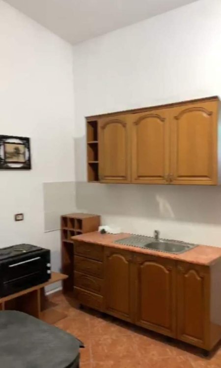 Tirane, jepet me qera Vile 2+1+BLK Kati 3, 85 m² 250 Euro (Rruga Ali Shefqeti)