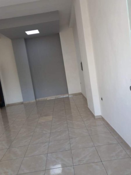 Tirane, jepet me qera dyqan Kati 1, 52 m² 380 Euro