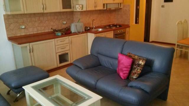 Tirane, jepet me qera apartament 2+1+BLK Kati 6, 80 m² 450 Euro (piazza)