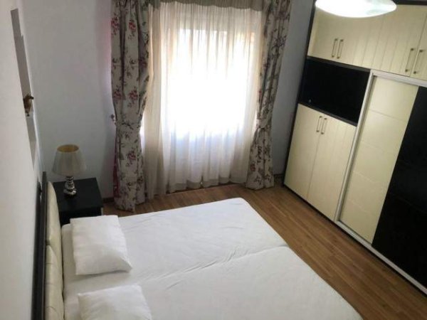 Tirane, jepet me qera apartament 2+1+ BLK Kati 3, 700 Euro (Hamdi Sina)