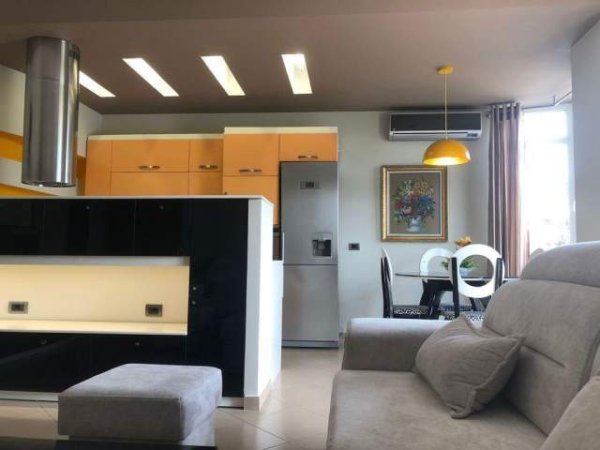 Tirane, jepet me qera apartament 2+1+ BLK Kati 3, 700 Euro (Hamdi Sina)