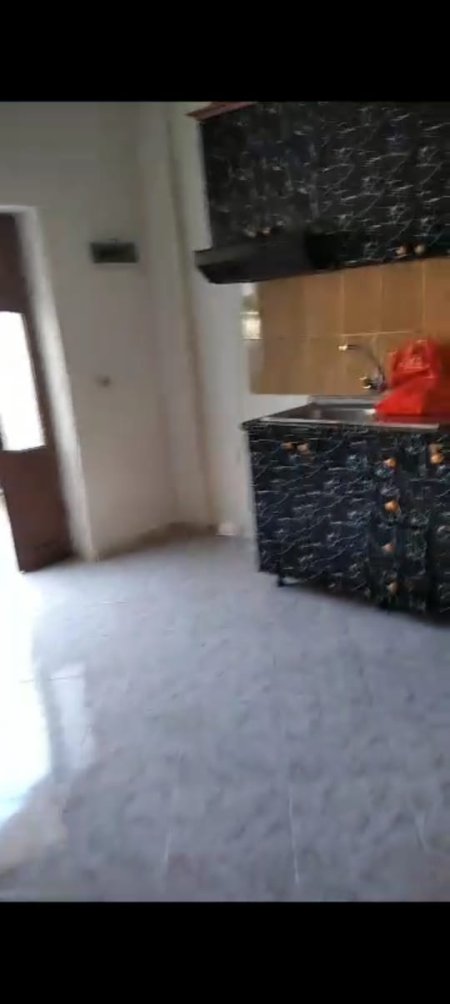 Tirane, jepet me qera apartament 2+1 Kati 0, 85 m² 180 Euro (rruga ismet gusia)