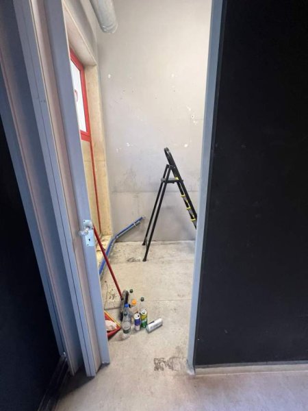 Tirane, jepet me qera dyqan Kati 0, 73 m² 1.000 Euro (Rruga e Barrikadave Tiranë,Shqipëria)