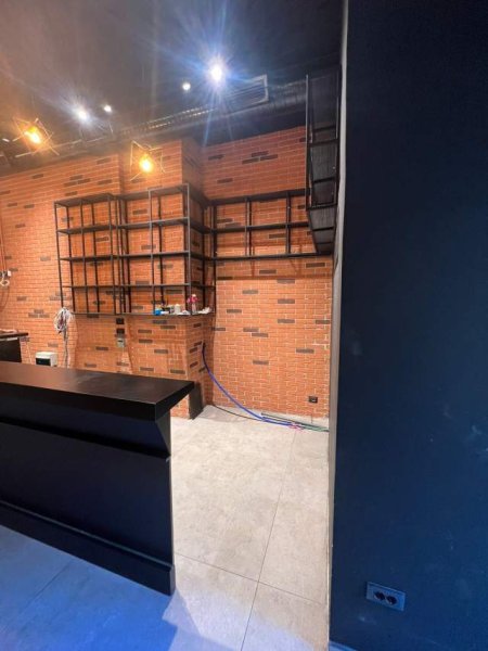 Tirane, jepet me qera dyqan Kati 0, 73 m² 1.000 Euro (Rruga e Barrikadave Tiranë,Shqipëria)
