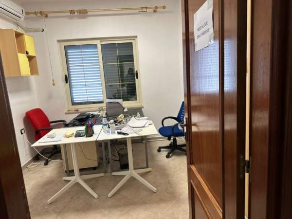 Tirane, jepet me qera zyre Kati 3, 120 m² 700 Euro (rruga hoxhe vokrri)