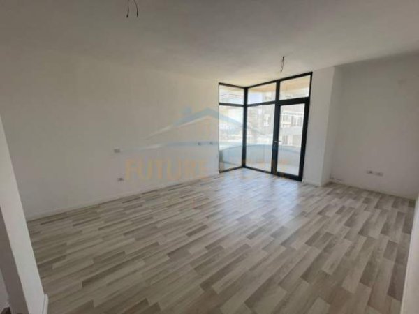 Durres, jepet me qera ambjent biznesi Kati 11, 115 m² 600 Euro (durres)