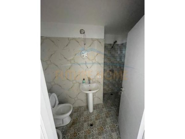 Durres, jepet me qera ambjent biznesi Kati 11, 115 m² 600 Euro (durres)