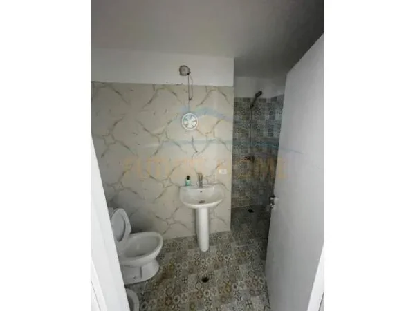 Durres, jepet me qera ambjent biznesi Kati 11, 115 m² 600 Euro (durres)