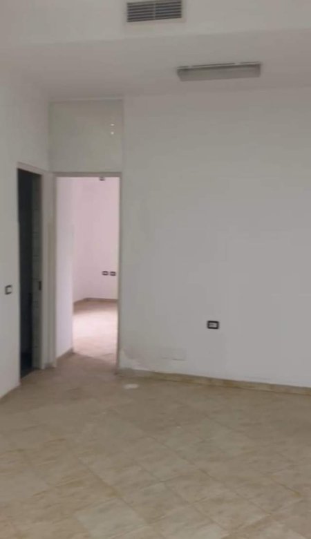 Tirane, jepet me qera dyqan Kati 1, 200 m² 1.600 Euro (rruga hoxhe vokrri)