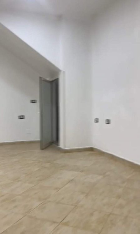 Tirane, jepet me qera dyqan Kati 1, 200 m² 1.600 Euro (rruga hoxhe vokrri)