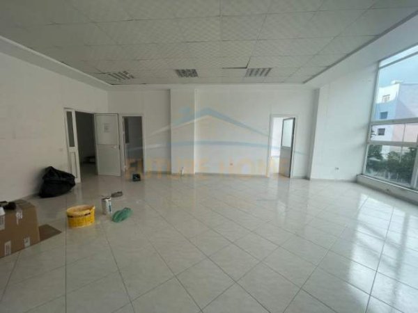 Durres, jepet me qera ambjent biznesi Kati 1, 560 m² 1.500 Euro (spitali)