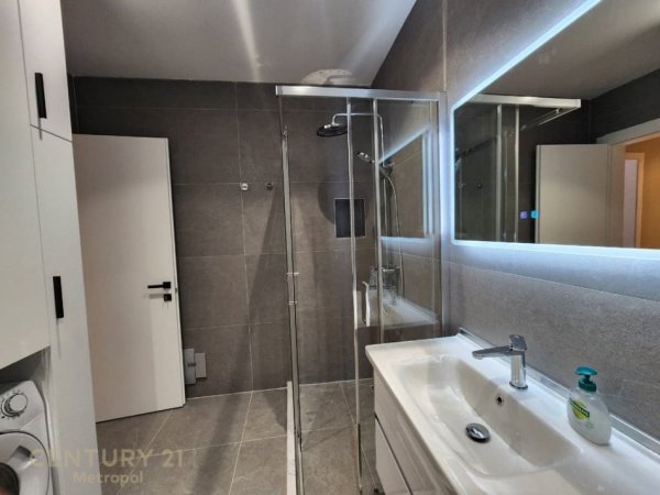 Tirane, jepet me qera apartament 2+1 Kati 3, 102 m² 1.000 € (Rr. e Elbasanit)