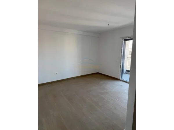 Tirane, jepet me qera apartament 2+1 , 94 m² 600 € (Rruga Jordan Misja)