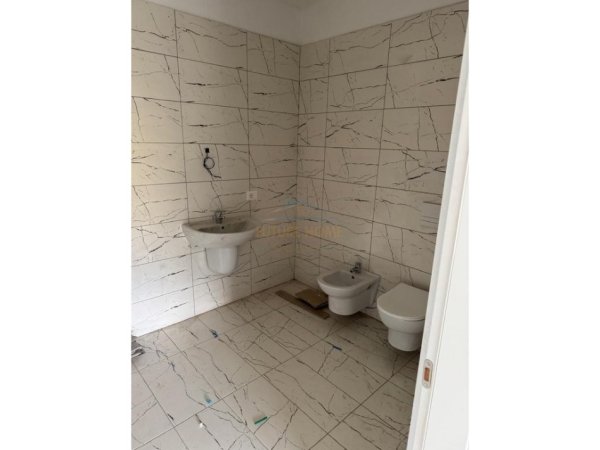 Tirane, jepet me qera apartament 2+1 , 94 m² 600 € (Rruga Jordan Misja)