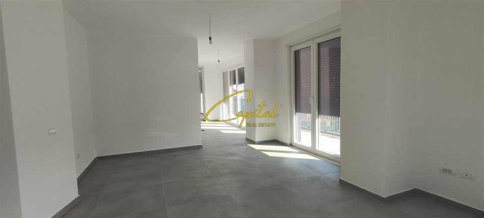 Tirane, jepet me qera ambjent biznesi Kati 5, 220 m² 2.500 € (QENDER)