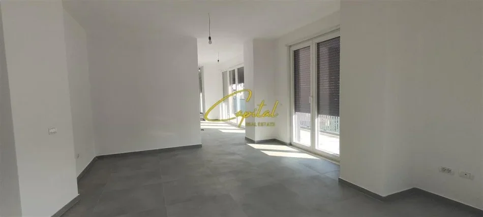 Tirane, jepet me qera ambjent biznesi Kati 5, 220 m² 2.500 € (QENDER)