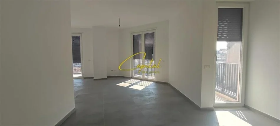 Tirane, jepet me qera ambjent biznesi Kati 5, 220 m² 2.500 € (QENDER)