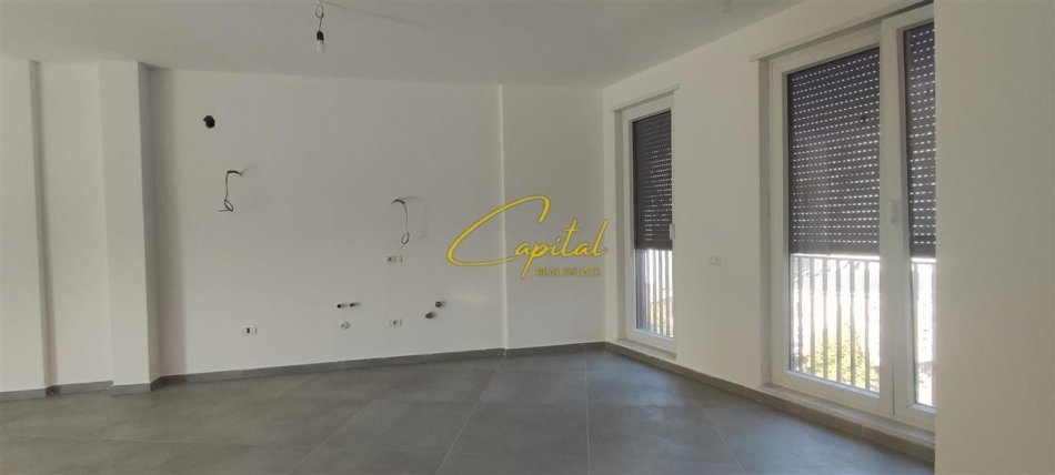 Tirane, jepet me qera ambjent biznesi Kati 5, 220 m² 2.500 € (QENDER)