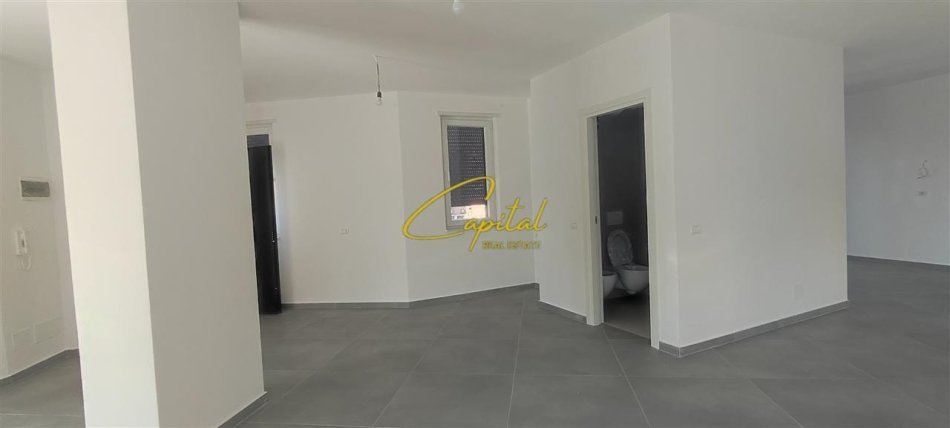 Tirane, jepet me qera ambjent biznesi Kati 5, 220 m² 2.500 € (QENDER)