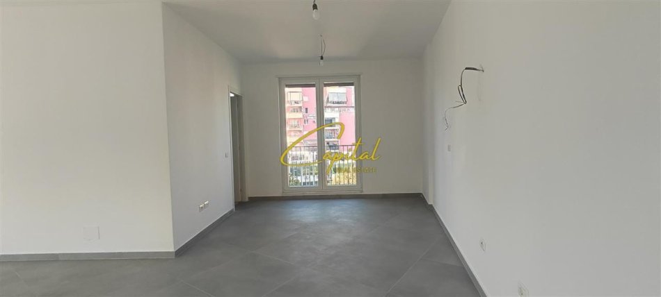 Tirane, jepet me qera ambjent biznesi Kati 5, 220 m² 2.500 € (QENDER)