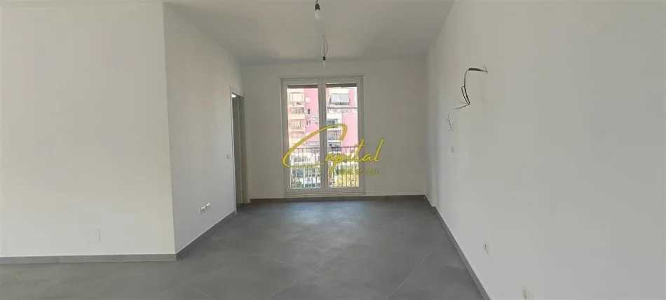Tirane, jepet me qera ambjent biznesi Kati 5, 220 m² 2.500 € (QENDER)