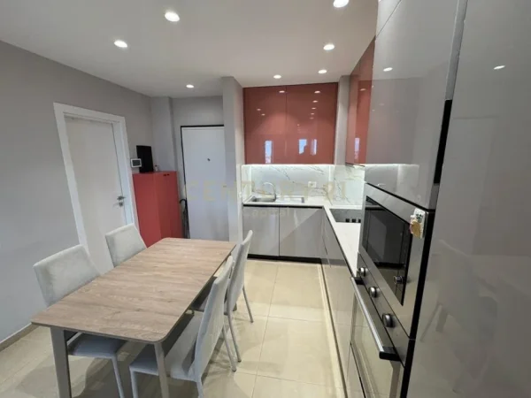 Tirane, jepet me qera apartament 1+1 Kati 9, 66 m² 600 € (Shkolla e Bashkuar)