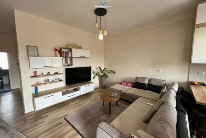 Tirane, jepet me qera apartament 2+1+Ballkon Kati 1, 70 m² 800 € (Rruga e Barrikadave)