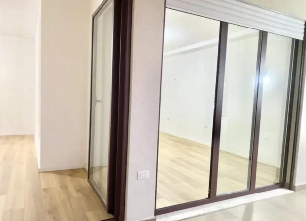 Tirane, jepet me qera zyre Kati 4, 98 m² 500 € (Rruga 5 Maji)