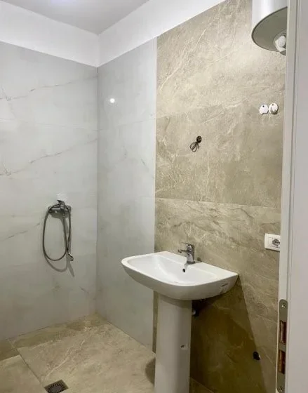 Tirane, jepet me qera zyre Kati 4, 98 m² 500 € (Rruga 5 Maji)