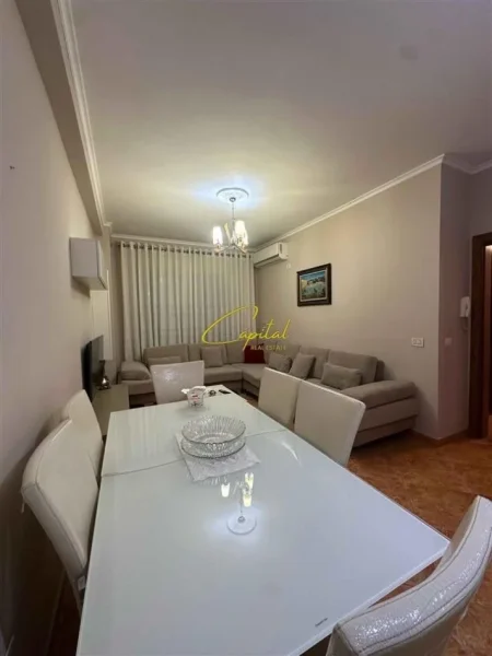 Tirane, jepet me qera apartament 2+1 Kati 3, 90 m² 800 € (ISH STACIONI TRENIT)