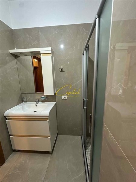 Tirane, jepet me qera apartament 2+1 Kati 3, 90 m² 800 € (ISH STACIONI TRENIT)