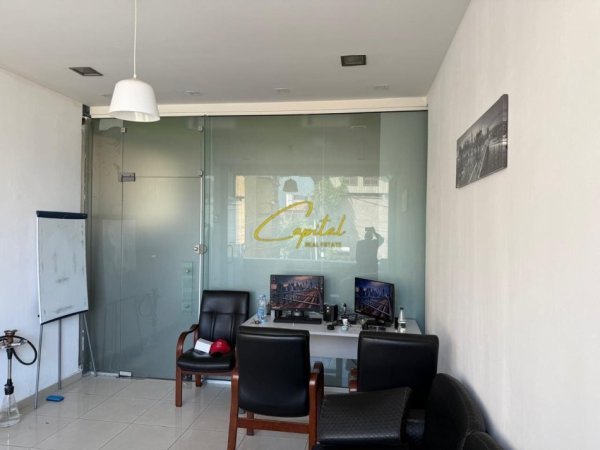 Tirane, jepet me qera zyre Kati 1, 30 m² 350 € (QENDER)