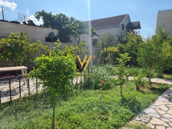 Tirane, jepet me qera Vile 2 Katshe Kati 0, 250 m² 1.700 € (ALI DEMI)