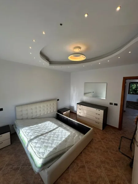 Tirane, jepet me qera apartament 2+1+Ballkon Kati 0, 130 m² 400 € (Kombinat)