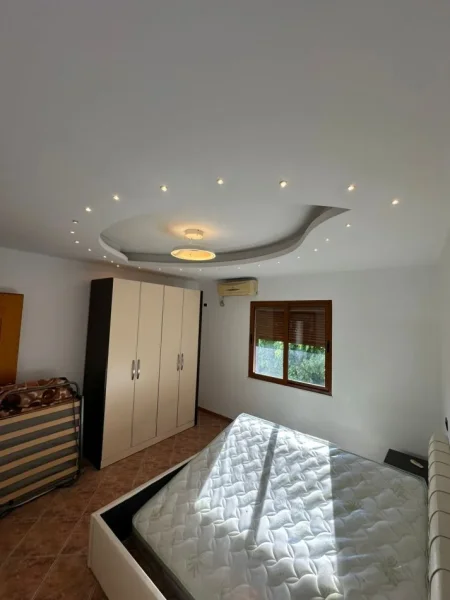 Tirane, jepet me qera apartament 2+1+Ballkon Kati 0, 130 m² 400 € (Kombinat)
