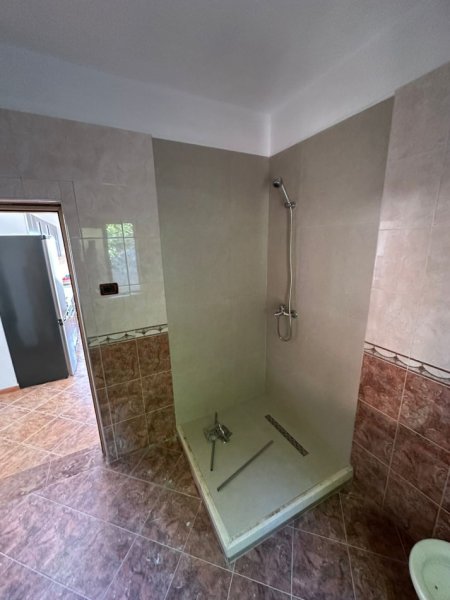 Tirane, jepet me qera apartament 2+1+Ballkon Kati 0, 130 m² 400 € (Kombinat)