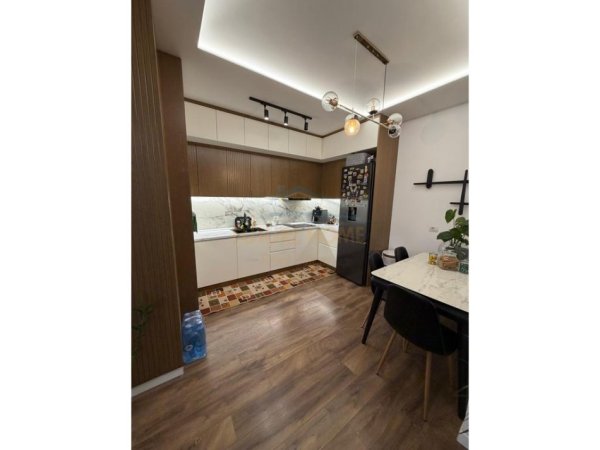 Shitet, Apartament 3+1+2, Residenca Oasis, Unaza e Re 255,000 €