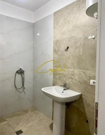 Tirane, jepet me qera zyre Kati 4, 88 m² 500 € (RRUGA 5 MAJI)