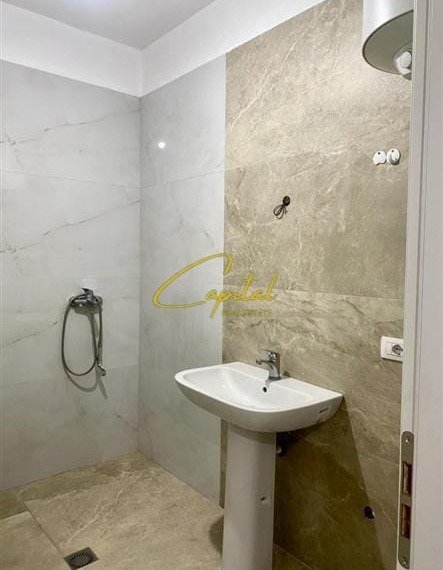Tirane, jepet me qera zyre Kati 4, 88 m² 500 € (RRUGA 5 MAJI)